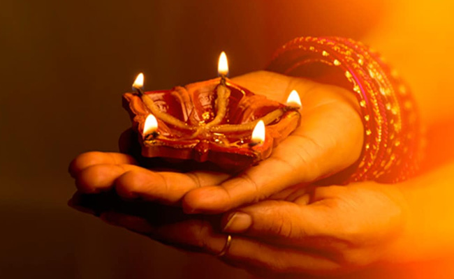 दिवाली की तैयारी है ज़ोरदार, इन 10 मैसेज को पढ़ने के बाद दिल गदगद हो जाएगा, दोस्तों के साथ शेयर करें