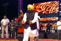 Punjab Chief Minister Bhagwant Mann does 'Garba' at 'Navratri' event in Gujarat Punjab Chief Minister Bhagwant Mann does 'Garba' at 'Navratri' event in Gujarat
