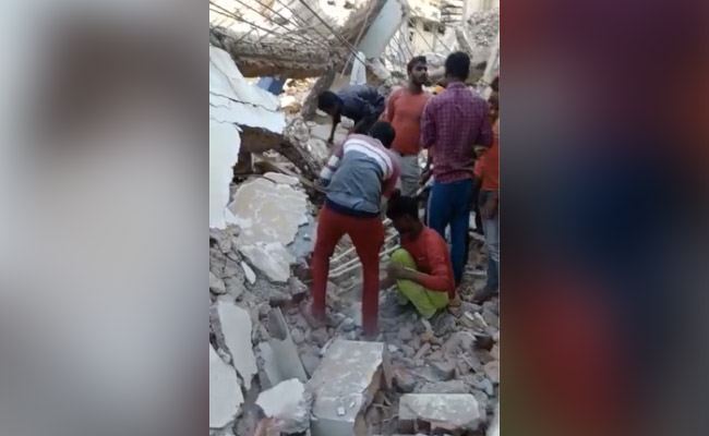 गुरुग्राम में बिल्डिंग गिरी, दो की मौत; एक मजदूर को जिंदा निकाला गया