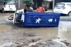 Video: E-Rickshaw Overturned On Potholed Road, UP Officials Didn't Stop Video: E-Rickshaw Overturned On Potholed Road, UP Officials Didn't Stop