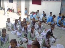 UP : प्रिंसिपल समय पर नहीं पहुंचीं स्कूल, कमरों में लगे रहे ताले, बरामदे में एग्ज़ाम देने को मजबूर बच्चे UP : प्रिंसिपल समय पर नहीं पहुंचीं स्कूल, कमरों में लगे रहे ताले, बरामदे में एग्ज़ाम देने को मजबूर बच्चे