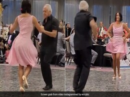 अंकल ने इस लड़की के साथ यूं धमाकेदार अंदाज में किया डांस, वीडियो देख दांतों तले दबा लेंगे उंगलियां अंकल ने इस लड़की के साथ यूं धमाकेदार अंदाज में किया डांस, वीडियो देख दांतों तले दबा लेंगे उंगलियां