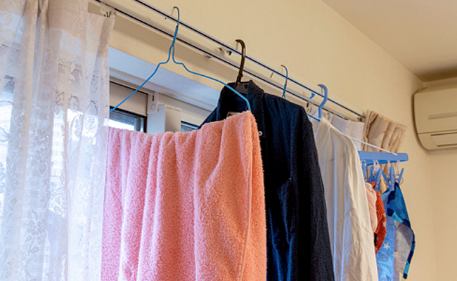 धूप के बिना सुखाना चाहते हैं कपड़े तो एकबार अपनाकर देख लें ये ट्रिक्स, फिर देखिए चुटकियों में कैसे... 