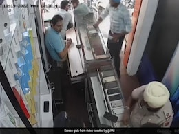 VIDEO: दुकानवाले को पुलिसकर्मी दिखा रहा था पिस्तौल, तभी गलती से चल गई गोली VIDEO: दुकानवाले को पुलिसकर्मी दिखा रहा था पिस्तौल, तभी गलती से चल गई गोली