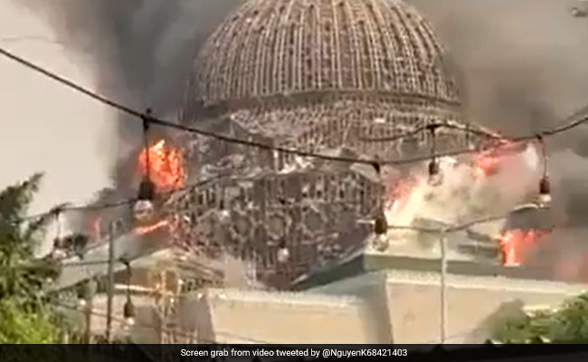 Viral Video: भीषण आग में ढ़ह गया मस्जिद का बड़ा गुंबद...इंडोनेशिया के इस्लामिक सेंटर में हुआ हादसा