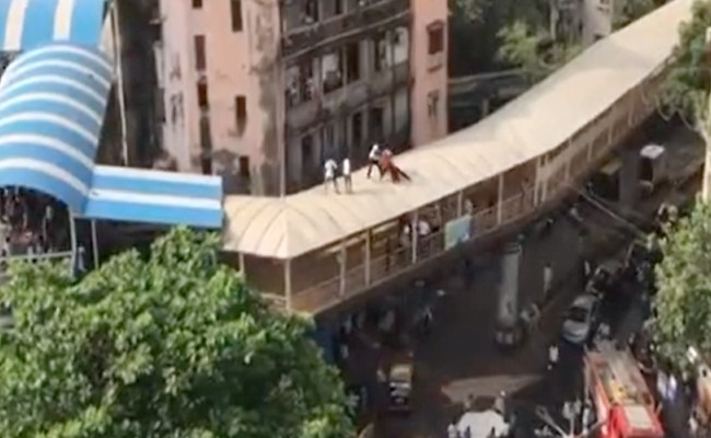 नशे में धुत युवक चढ़ गया स्काईवॉक की छत पर, बचाने का VIDEO देख खड़े हो जाएंगे रोंगटे