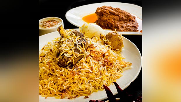 Hyderabadi Chicken Biryani: बिरयानी लवर हैं तो घर पर बनाएं हैदराबादी दम बिरयानी, यहां देखें आसान रेसिपी