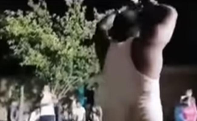 इस आदमी ने जमीन पर लोट-लोटकर किया ऐसा नागिन डांस, वीडियो देख लोगों ने बताया 'एनाकोंडा डांस'