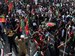 Imran Khan Is Marching 380 km For Early Polls, Thousands Walk Along Imran Khan Is Marching 380 km For Early Polls, Thousands Walk Along