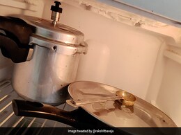 किसी ने फ्रिज के अंदर रख दिया प्रेशर कुकर, फोटो हुई वायरल, लोग इस वजह से झगड़ने लगे! किसी ने फ्रिज के अंदर रख दिया प्रेशर कुकर, फोटो हुई वायरल, लोग इस वजह से झगड़ने लगे!