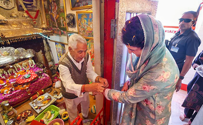 Priyanka Gandhi Pays Tributes At Himachal's Shoolini Temple