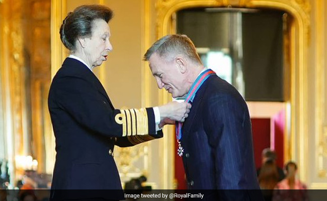 Daniel Craig Receives Same Medal IRL As James Bond