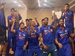 'बोलो तारा रा रा...' पर Team India ने ड्रेसिंग रूम में किया जबरदस्त डांस, Video हो रहा वायरल 'बोलो तारा रा रा...' पर Team India ने ड्रेसिंग रूम में किया जबरदस्त डांस, Video हो रहा वायरल