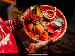 Karwa Chauth 2022: आज रखा जा रहा है करवा चौथ का व्रत, सरगी की थाली में बेहद जरूरी हैं ये चीजें Karwa Chauth 2022: आज रखा जा रहा है करवा चौथ का व्रत, सरगी की थाली में बेहद जरूरी हैं ये चीजें