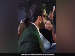 VIDEO: रणवीर सिंह को अपने बीच पाकर टूट पड़ीं फीमेल फैन्स, फिर एक्टर ने जो किया देख लोग बोले- रियल रॉकस्टार VIDEO: रणवीर सिंह को अपने बीच पाकर टूट पड़ीं फीमेल फैन्स, फिर एक्टर ने जो किया देख लोग बोले- रियल रॉकस्टार