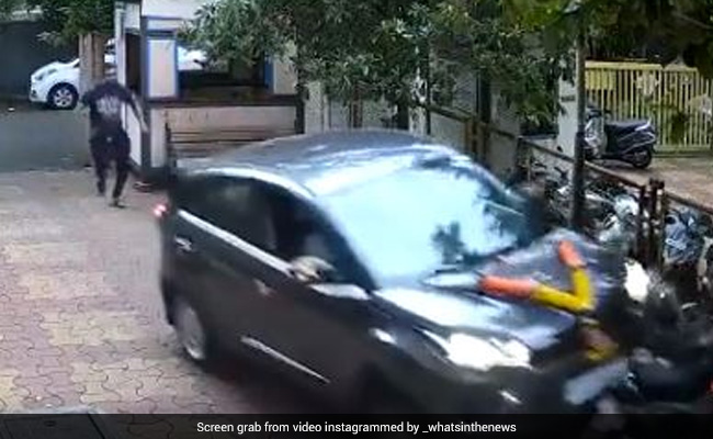 ब्रांड न्यू गाड़ी लेकर सोसाइटी में एंटर हुआ अनाड़ी ड्राइवर, आगे जो हुआ उसे देख नहीं रुकेगी हंसी- Funny Video