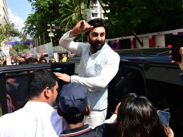 Durga Puja 2022: Ranbir Kapoor Clicks Selfies With Fans Outside The <i>Pandal</i>