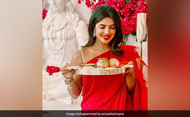 Karwa Chauth 2023: करवा चौथ पर गलती से भी न पहनें इन रंगों की साड़ी, शादीशुदा जीवन में लग सकता है ग्रहण&nbsp;