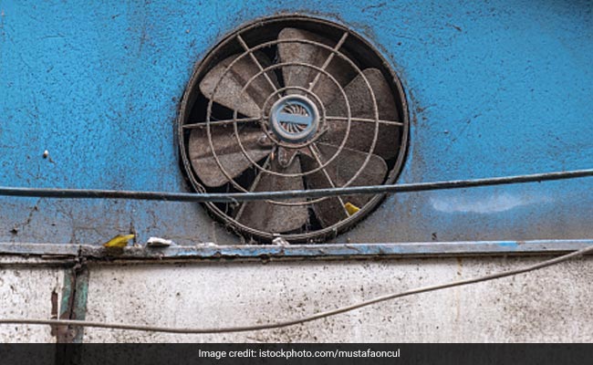 Exhaust fan पर जम गई हैं गंदगी, रफ्तार पड़ गई है धीमी तो इस Drink से करिए पंखे की सफाई