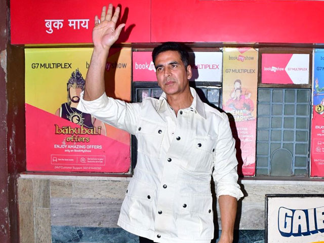 Akshay Kumar Meets Fans At Mumbai Theatre