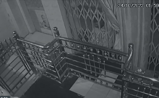 लग्जरी कार से आया हाई प्रोफाइल चोर, भगवान से पहले मांगी माफी, फिर ले उड़ा दान पात्र