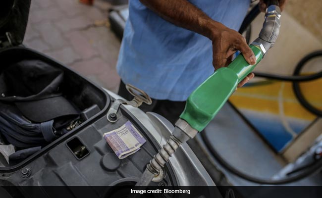 कच्चे तेल में जारी है उछाल, फिर भी MP-Chhattisgarh के इन शहरों में कम हो गए पेट्रोल-डीजल के भााव