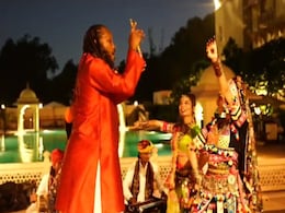 गरबा खेलते-खेलते ठुमके लगाने लगे 'यूनिवर्स बॉस' Chris Gayle, Video हुआ वायरल गरबा खेलते-खेलते ठुमके लगाने लगे 'यूनिवर्स बॉस' Chris Gayle, Video हुआ वायरल