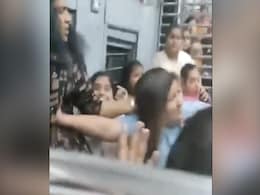 ट्रेन के अंदर महिलाओं ने की आपस में लड़ाई, लोगों ने कहा- कोई तो मामला शांत करवा दो भाई ट्रेन के अंदर महिलाओं ने की आपस में लड़ाई, लोगों ने कहा- कोई तो मामला शांत करवा दो भाई