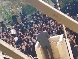 VIDEO: ईरान की स्कूली छात्राओं ने अर्धसैनिक बल के अधिकारी  के सामने लगाये  "वापस जाओ" के नारे VIDEO: ईरान की स्कूली छात्राओं ने अर्धसैनिक बल के अधिकारी  के सामने लगाये  "वापस जाओ" के नारे