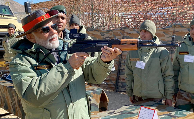 'सामर्थ्य के बिना शांति संभव नहीं' : करगिल में जवानों को PM मोदी का दीवाली संदेश