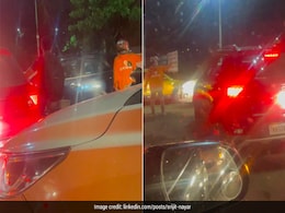 ट्रैफिक पुलिस वाला बनकर स्विगी डिलीवरी बॉय ने खुलवाया 30 मिनट लंबा जाम, खुश होकर लोगों ने दिया यह नाम ट्रैफिक पुलिस वाला बनकर स्विगी डिलीवरी बॉय ने खुलवाया 30 मिनट लंबा जाम, खुश होकर लोगों ने दिया यह नाम
