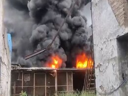 नोएडा: प्लास्टिक प्रॉडक्ट बनाने वाली फैक्ट्री में लगी भीषण आग, दमकल की 8 गाड़ियां आग बुझाने मे जुटी  नोएडा: प्लास्टिक प्रॉडक्ट बनाने वाली फैक्ट्री में लगी भीषण आग, दमकल की 8 गाड़ियां आग बुझाने मे जुटी