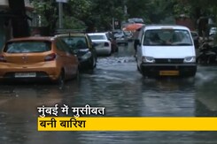 महाराष्ट्र में लगातार बारिश के बाद मुंबई के कई हिस्सों में जलभराव महाराष्ट्र में लगातार बारिश के बाद मुंबई के कई हिस्सों में जलभराव