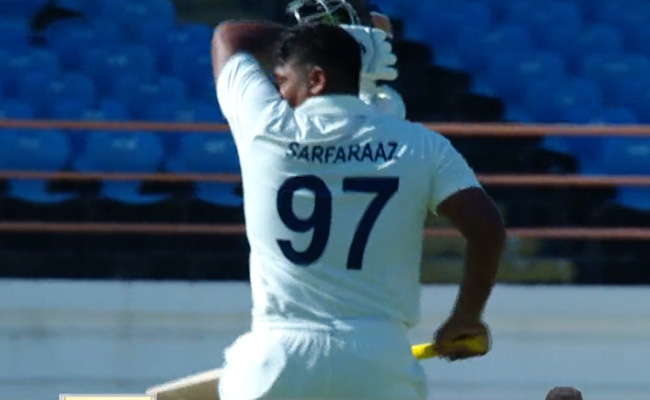 इस टोटके में भी छिपा है सरफराज की सफलता का राज़, तस्वीर में पहचान सकते हो, तो पहचान लो