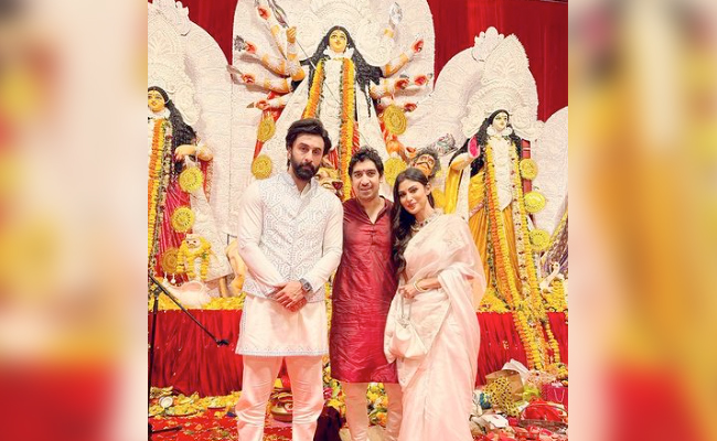Durga Puja 2022: Ranbir Kapoor, Mouni Roy And Ayan Mukerji's Mini <i>Brahmastra</i> Reunion