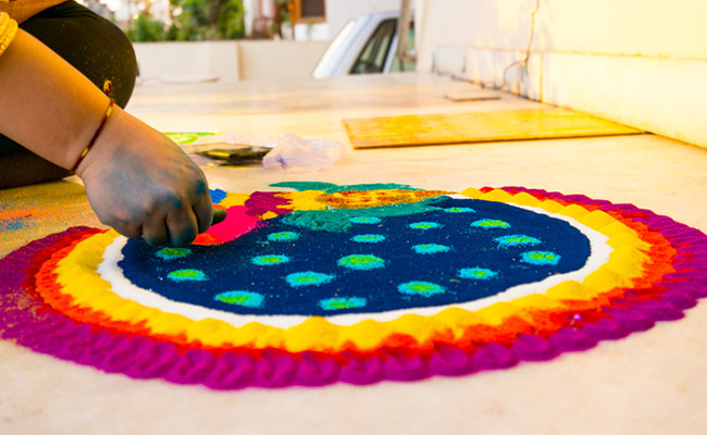 Diwali Rangoli: इस दीवाली घर पर बनाएं आसानी से सुंदर सी रंगोली, इन लेटेस्ट डिजाइन से लीजिए आइडिया 