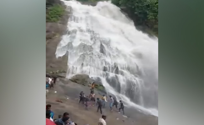 VIDEO: देखते ही देखते झरने ने लिया विकराल रूप, जान बचाकर भागते नजर आए लोग
