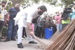दिल्ली में स्वच्छता अभियान में शामिल हुए ज्योतिरादित्य सिंधिया दिल्ली में स्वच्छता अभियान में शामिल हुए ज्योतिरादित्य सिंधिया