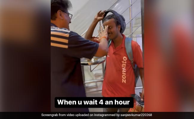 Hilarious Video Shows Delhi Man Welcoming Zomato Delivery Agent With <i>Aarti Ki Thali</i>