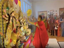 स्विट्ज़रलैंड में भारतीय राजदूत श्री संजय भट्टाचार्य ने लिया दुर्गोत्सव  का आनंद, ढाक खेलते हुए उठाया नवरात्रि का लुफ्त स्विट्ज़रलैंड में भारतीय राजदूत श्री संजय भट्टाचार्य ने लिया दुर्गोत्सव  का आनंद, ढाक खेलते हुए उठाया नवरात्रि का लुफ्त