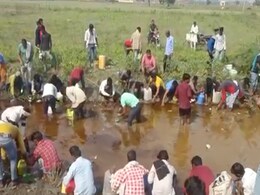 VIDEO: अलीगढ़ में पेट्रोल से भरा टैंकर खाई में गिरा, ईंधन लूटने के लिए जुटी लोगों की भीड़ VIDEO: अलीगढ़ में पेट्रोल से भरा टैंकर खाई में गिरा, ईंधन लूटने के लिए जुटी लोगों की भीड़