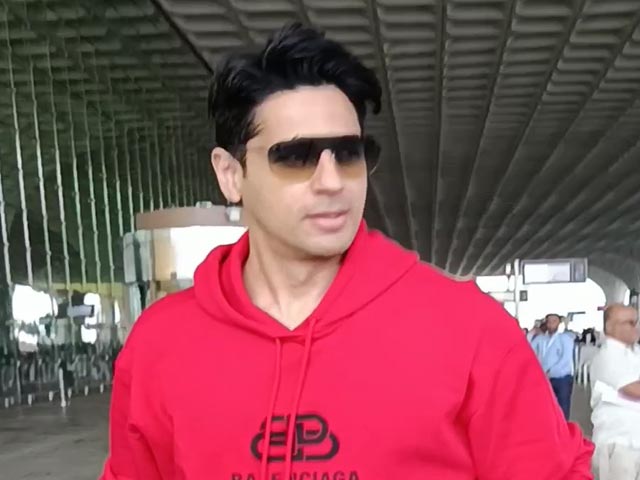 सिद्धार्थ मल्‍होत्रा को एयरपोर्ट पर किया स्‍पॉट, खुशी-खुशी दिए पोज 