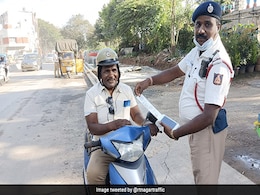 Viral Pic: Bengaluru Traffic Policeman Fines Another Cop For Wearing Wrong Helmet Viral Pic: Bengaluru Traffic Policeman Fines Another Cop For Wearing Wrong Helmet