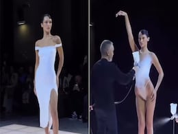 रैंप पर बिना कपड़ों के वॉक कर रही थी मॉडल, आर्टिस्ट ने स्प्रे से पहना दी सुंदर ड्रेस, देखने वालों के मुंह रह गए खुले के खुले रैंप पर बिना कपड़ों के वॉक कर रही थी मॉडल, आर्टिस्ट ने स्प्रे से पहना दी सुंदर ड्रेस, देखने वालों के मुंह रह गए खुले के खुले