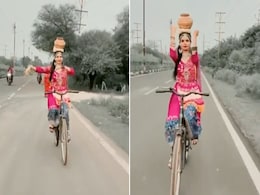 सिर पर कलश रखकर साइकिल चलाते हुए लड़की ने किया क्लासिकल डांस, Video देख यूजर्स के उड़े होश सिर पर कलश रखकर साइकिल चलाते हुए लड़की ने किया क्लासिकल डांस, Video देख यूजर्स के उड़े होश