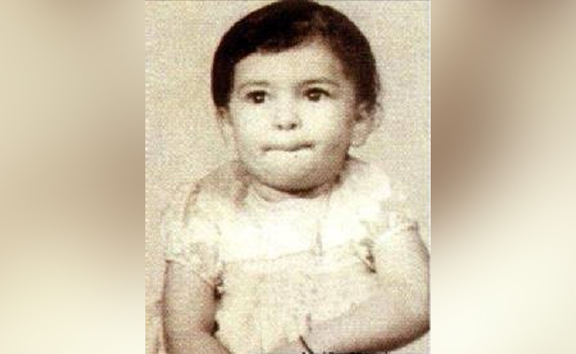 यह बच्ची आज है बॉलीवुड की सबसे बबली और टॉप एक्ट्रेस, तीनों खान के साथ कर चुकी हैं काम, पहचानने वालों के छूटे पसीने