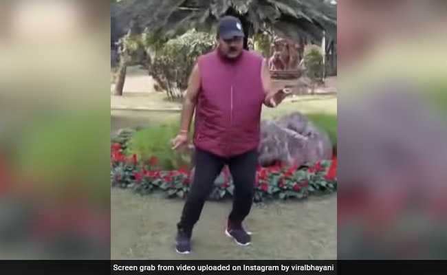 एक बार फिर मस्ती में झूमते नजर आए डब्बू अंकल, नया डांस वीडियो देख लोग बोले- 'बॉलीवुड एक्टर से ज्यादा बेहतर डांस'