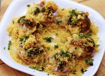 How To Make Dal Pakwan Chaat For Tea-Time Indulgence How To Make Dal Pakwan Chaat For Tea-Time Indulgence