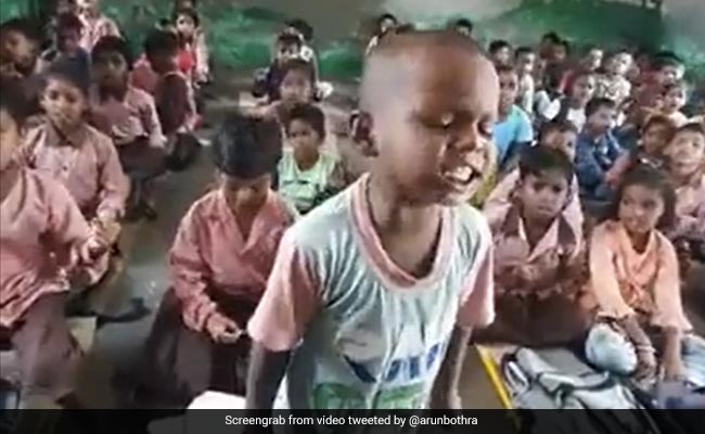 Video: Little Boy Passionately Teaches His Classmates, Internet Calls Him "Natural Leader"