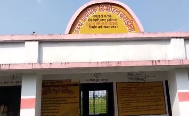 यूपी : कुशीनगर के सरकारी स्कूल में पाई गई 52 शराब की पेटियां, VIDEO हुआ वायरल